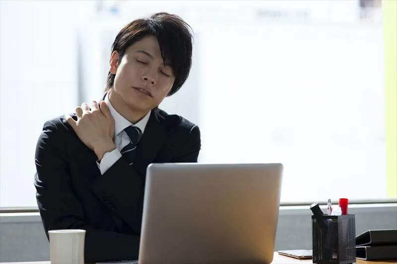 長時間のデスクワークが及ぼす影響とは